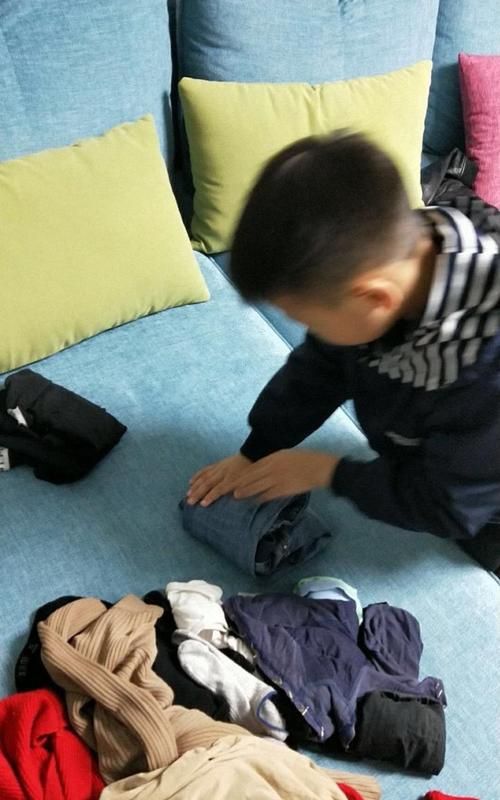 自己叠衣服是什么意思
,叠衣服的方法有什么技巧图1