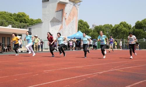 我们学校举行了一场运动会英语
,上周五我们学校举行了运动会英语翻译图4