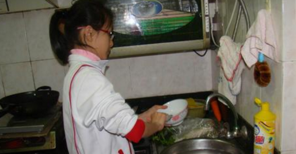 do the dishes和Wash the dishes
,她在洗碗用英语怎么说图1