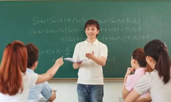 三年级自我介绍简短英语
,英语自我介绍(带翻译)小学图1