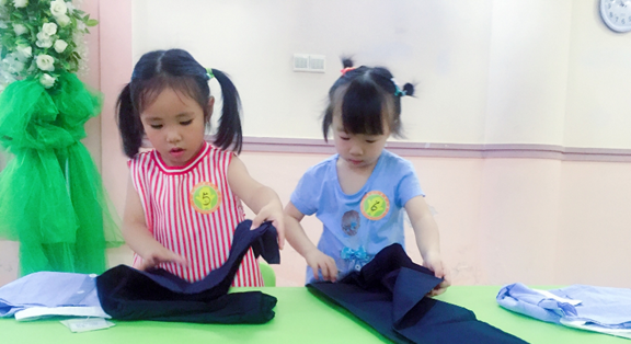 让幼儿学叠衣服的目的,幼儿园小班《叠衣服》教案图6