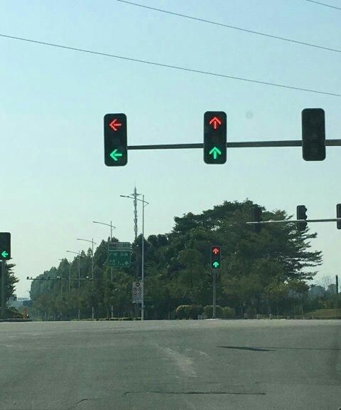 沿着家门口的路向前第二个路口右转直走5分钟然后在红绿灯处左转进入向阳路即到 英文翻译