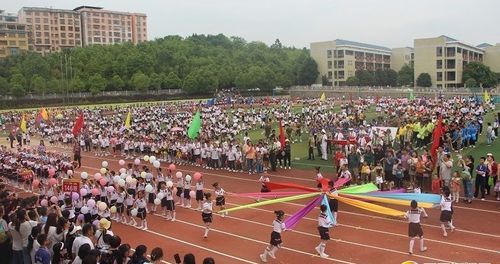 学校里正在举行运动会 怎么翻译成英文