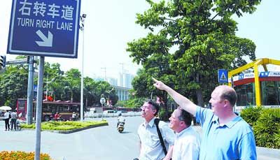 “在街上”翻成英语是“in the street“ 还是“on the street"