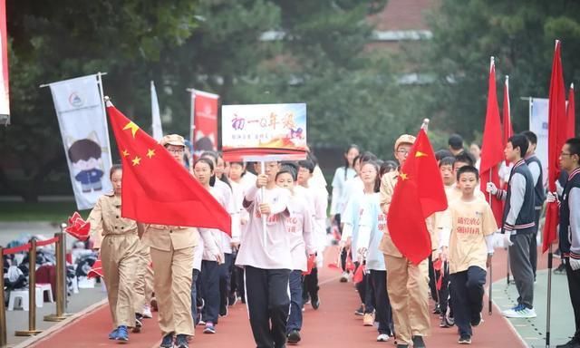 在我们学校每年都要举行运动会英文翻译