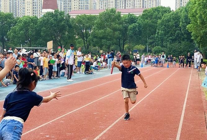 我们学校将会举办一场运动会用英文翻译怎么说