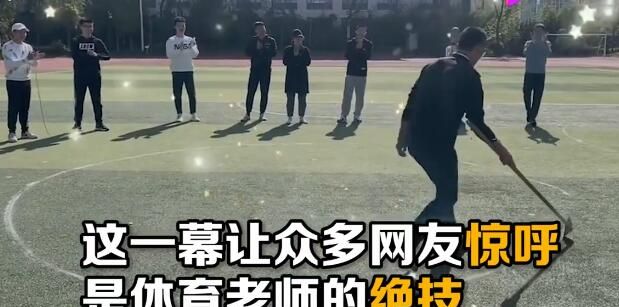 我们需要一名教排球和足球的体育老师用英语怎么说 We___ a PE teacher ___ ___ volleyball and soccer.